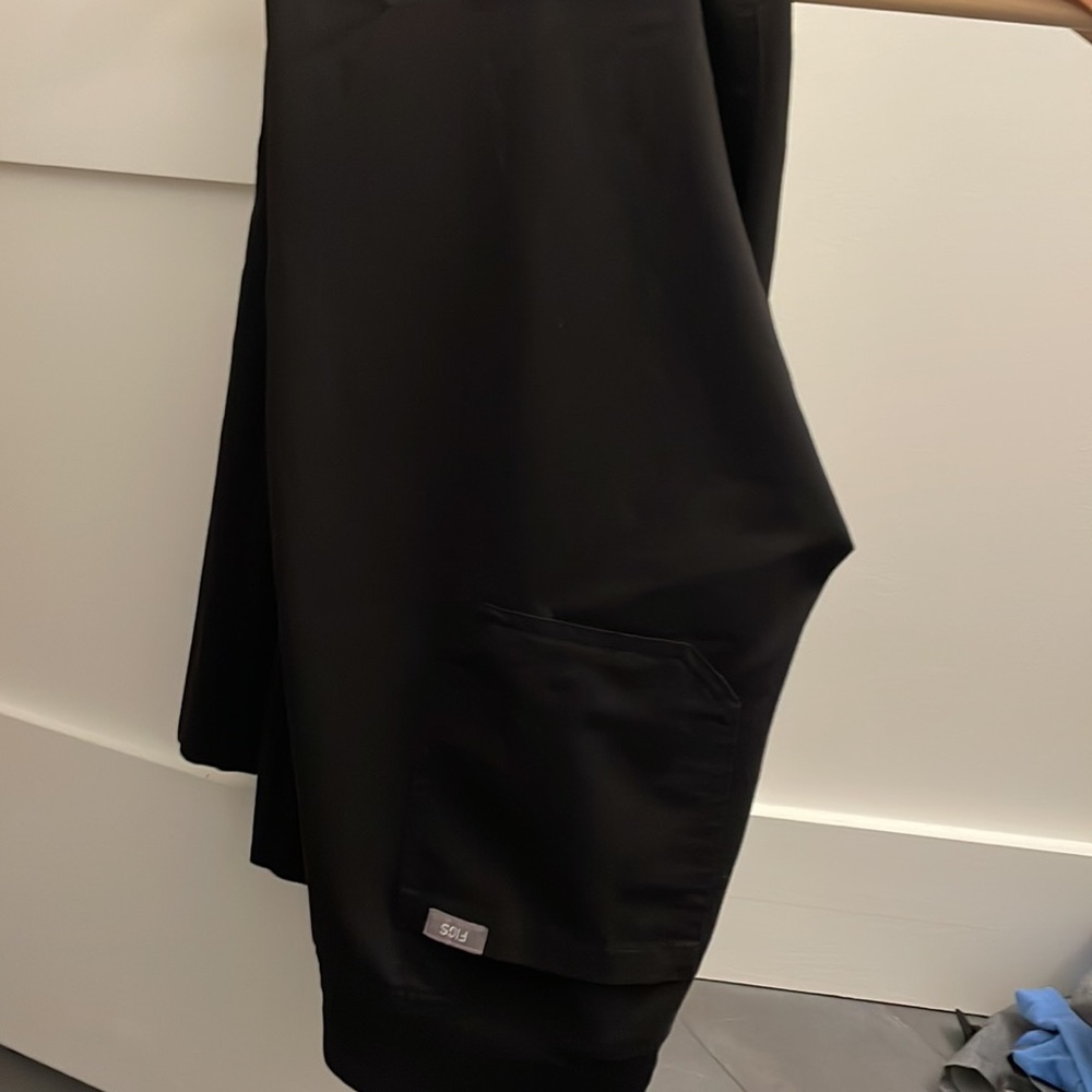 XS petite FIGS Livingston black scrub pant.